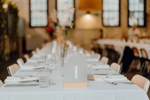 結婚式会場で花の装飾が施されたディナーテーブルの美しいショット — ストック写真
