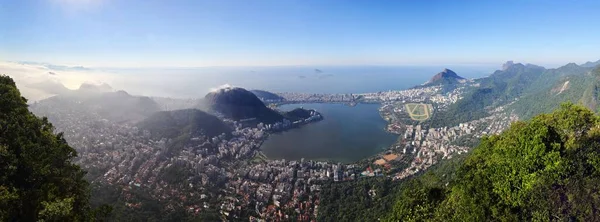 Flygande Stadsbild Rio Janeiro Omgiven Byggnader Och Vatten — Stockfoto