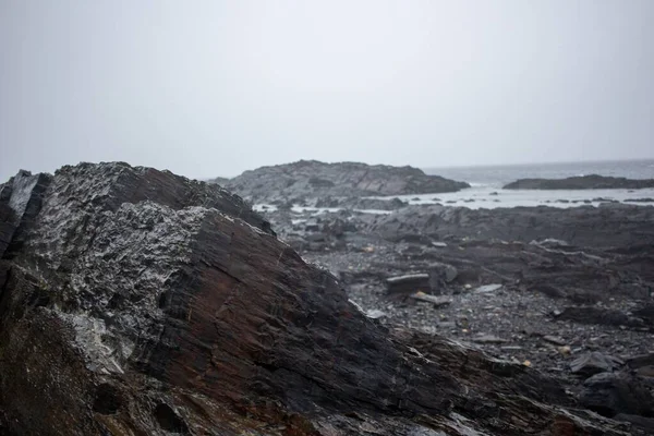 Ένα Τοπίο Από Βραχώδεις Λόφους Στην Ακτή Από Ένα Ποτάμι — Φωτογραφία Αρχείου