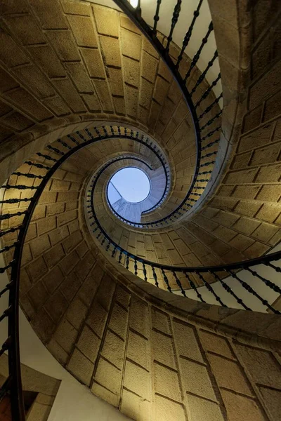 美しい石の螺旋階段の垂直低角度ショット — ストック写真