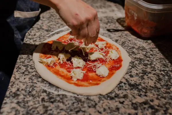 Primer Plano Manos Femeninas Poniendo Queso Pizza Cocina Proceso Cocción —  Fotos de Stock