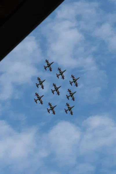 Ujęcie Pionowe Wielu Samolotów Wykonujących Akrobacje Powietrzu — Zdjęcie stockowe