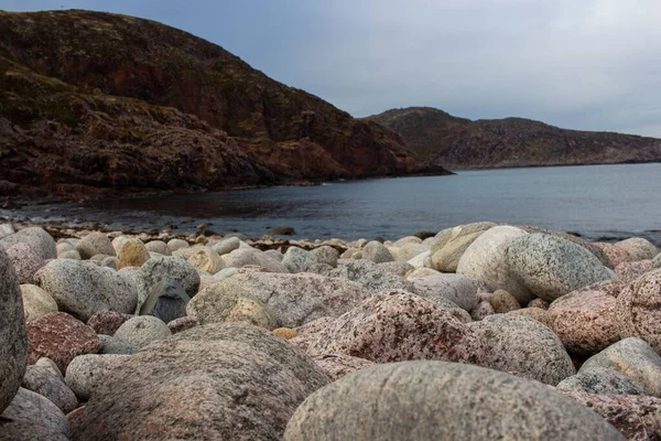 Pláž Bílými Kameny Rybníka Skalnatými Útesy Pod Zamlženým Nebem Murmansku — Stock fotografie