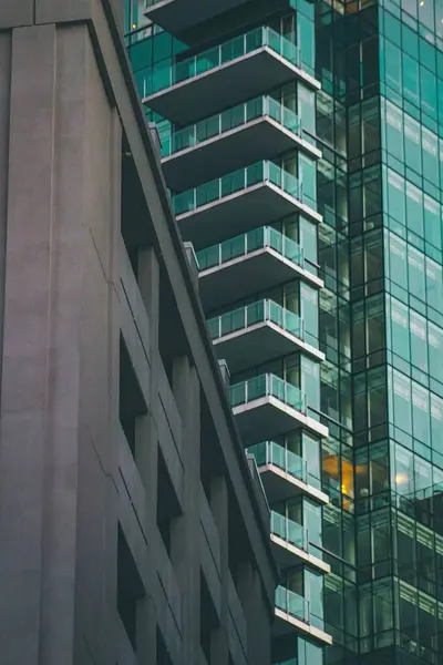 Moderna Arkitektoniska Byggnader Med Glas Arkitektoniska Glasrutor Fångas Ett Stadsområde — Stockfoto