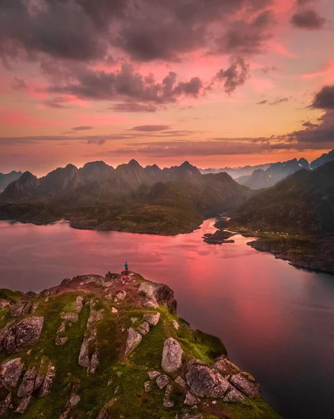 Kuzey Norveç Dağın Tepesinde Durup Deniz Manzarasını Seyreden Bir Insanın — Stok fotoğraf