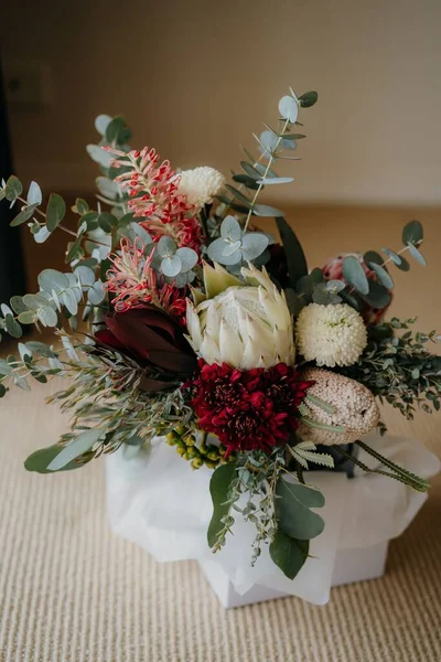 結婚式で美しい花の装飾の垂直クローズアップショット — ストック写真