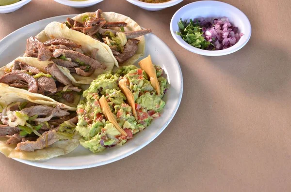 Egy Tál Taco Hagyományos Mexikói Élelmiszer Kis Kukorica Búza Tortilla — Stock Fotó