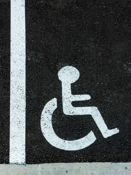 Pionowe Ujęcie Znaku Osoby Niepełnosprawnej Asfalcie — Zdjęcie stockowe