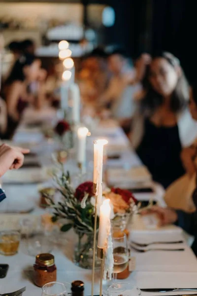 Vertikal Bild Bröllopsbordet Dekorerad Med Blommor Och Ljus — Stockfoto