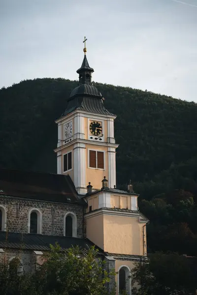 Ένα Κάθετο Πλάνο Ενός Πύργου Ρολογιού Ενός Μοναστηριού Στην Πόλη — Φωτογραφία Αρχείου