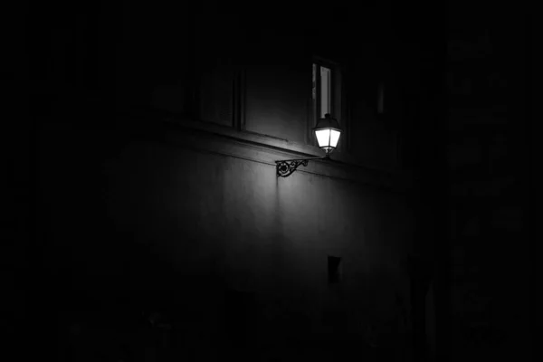 Küçük Pencereli Bir Binanın Duvarındaki Sokak Lambasının Koyu Bir Görüntüsü — Stok fotoğraf