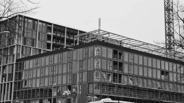Серый Снимок Строящегося Промышленного Здания — стоковое фото