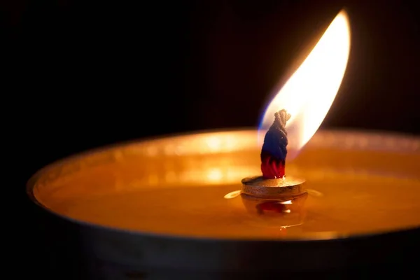 Nahaufnahme Einer Brennenden Kerze Der Dunkelheit — Stockfoto