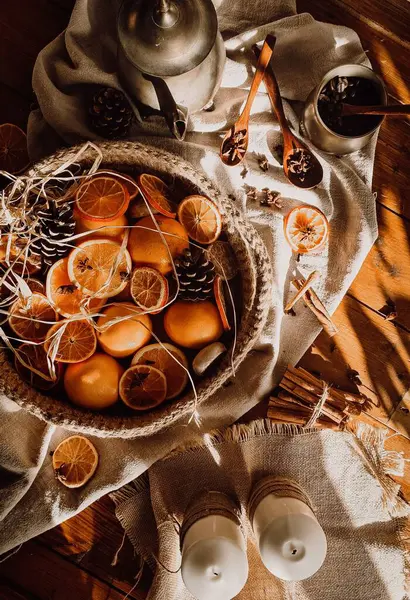 Portakallarla Dolu Bir Sepetin Dikey Üst Görüntüsü Ahşap Bir Masa — Stok fotoğraf