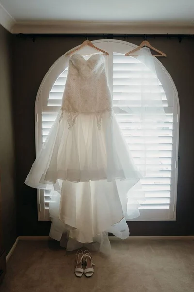Избранное Платье Невесты Висящее Комнате — стоковое фото