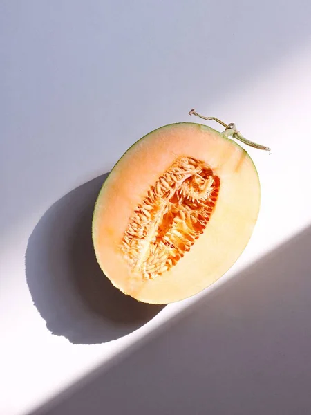 Een Oppere Uitzicht Van Een Half Van Meloen Geïsoleerd Blauwe — Stockfoto