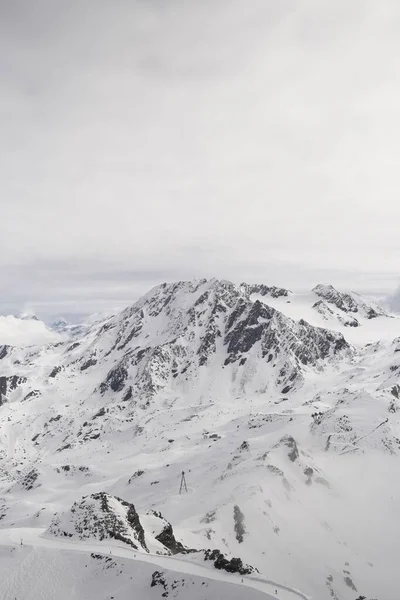 Bulutlu Bir Günde Fransız Alplerinde Val Thorens Karlı Bir Dağın — Stok fotoğraf