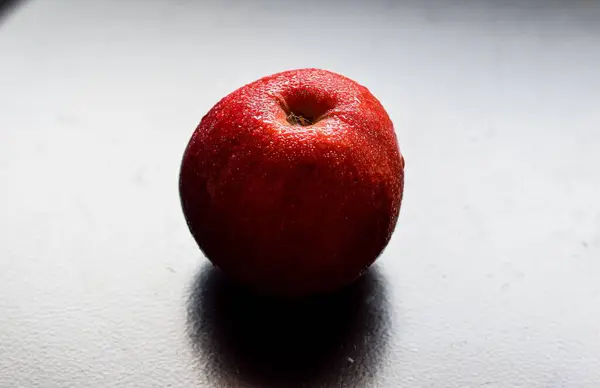 Detailní Záběr Mokré Červené Jablko Stole — Stock fotografie