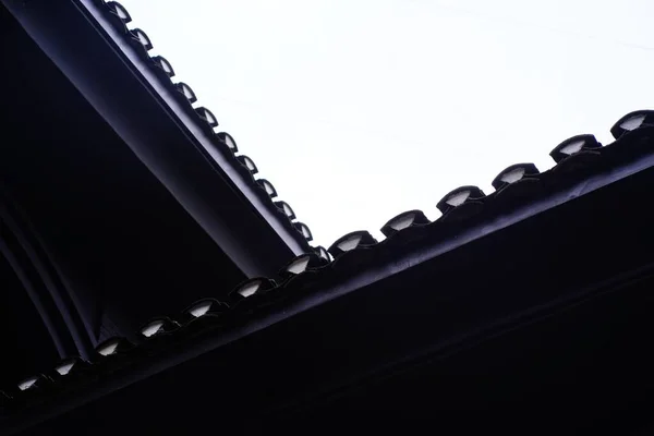 Bewundern Sie Die Dachüberhänge Traditioneller Chinesischer Architektur Regen — Stockfoto