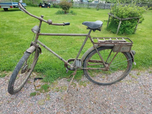 Nahaufnahme Eines Alten Fahrrads Das Der Nähe Der Straße Geparkt — Stockfoto