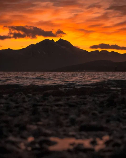 Eine Vertikale Meereslandschaft Bei Sonnenuntergang Mit Der Silhouette Der Berge — Stockfoto