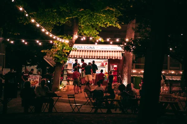 Piccolo Chiosco Alimentare Illuminato Con Una Folla Persone Notte Laquila — Foto Stock