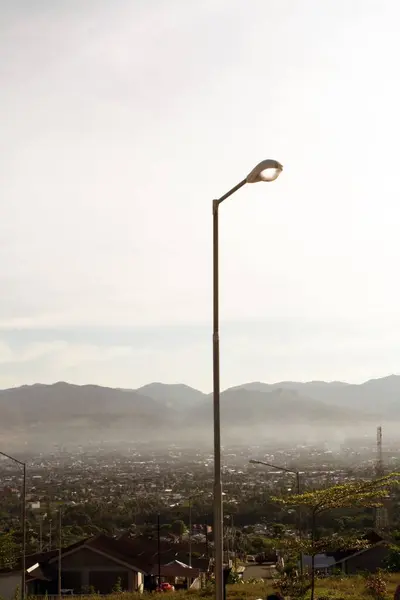 インドネシアの霧の日に街灯の垂直ショット — ストック写真