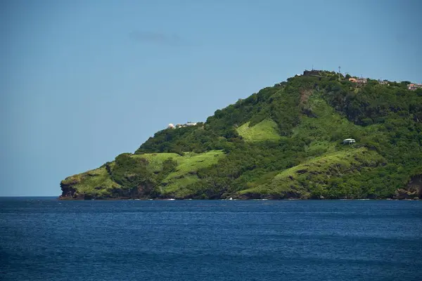 Ein Schöner Blick Auf Eine Grüne Insel Und Blaues Meer — Stockfoto