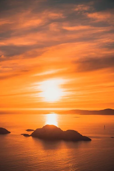 Vertical Shot Orange Sunset Sea Silhouette Rock Mountains — Stock Photo, Image