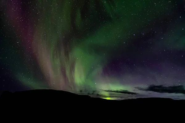 Una Hermosa Toma Luces Polares Contra Oscuro Cielo Nocturno Estrellado —  Fotos de Stock