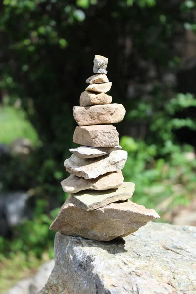Вертикальный Крупный План Небольшой Каменной Башни Ярких Красивых Текстурированных Камней — стоковое фото