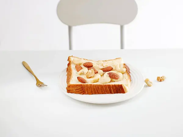 Beyaz Bir Masada Fıstık Ezmeli Muzlu Tost — Stok fotoğraf