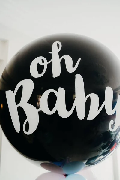 Vertikal Närbild Bild Svart Baby Ballong Vid Baby Strand — Stockfoto