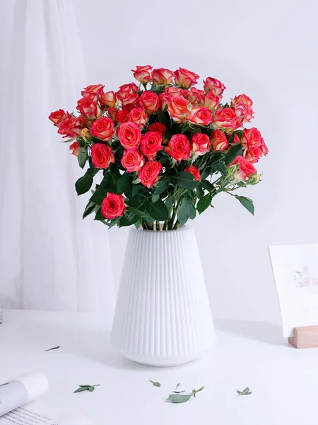 桌上有一束漂亮的粉红色玫瑰 插在一个白色的花瓶里 — 图库照片