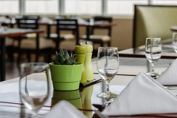 レストランのテーブルセットアップのクローズアップショット — ストック写真