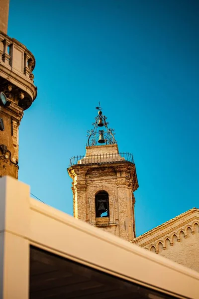 Tiro Vertical Baixo Ângulo Uma Torre Igreja Pedra Vasto Itália — Fotografia de Stock