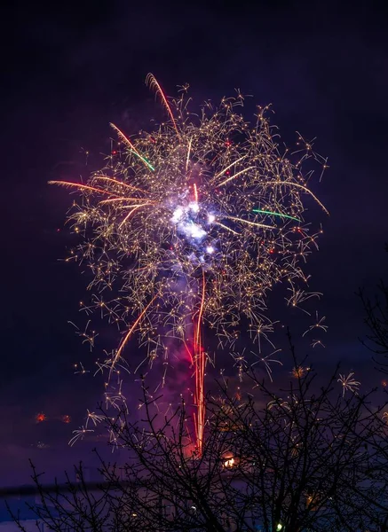 Eine Vertikale Aufnahme Von Rosa Orangefarbenem Feuerwerk Einem Nebligen Nachthimmel — Stockfoto