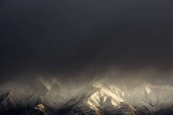 Μεγάλα Χιονισμένα Βουνά Που Καλύπτονται Από Σκοτεινά Θυελλώδη Σύννεφα Στην — Φωτογραφία Αρχείου