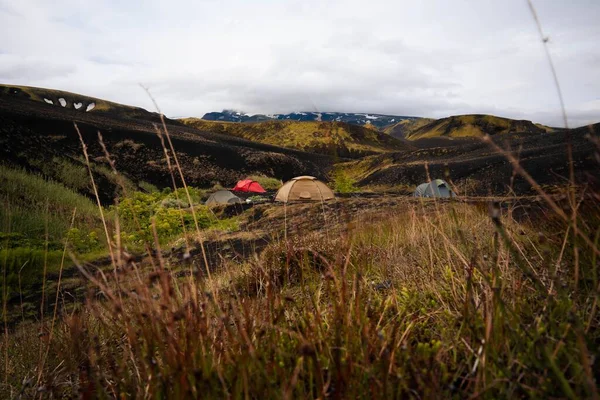 Grupa Namiotów Polu Skalistymi Górami Tle Laugevegur Islandia — Zdjęcie stockowe