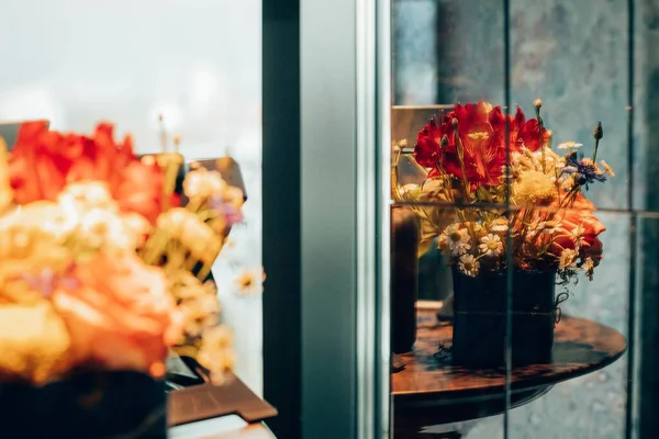 Spiegelbild Einer Dekorativen Vase Mit Einem Strauß Fenster — Stockfoto