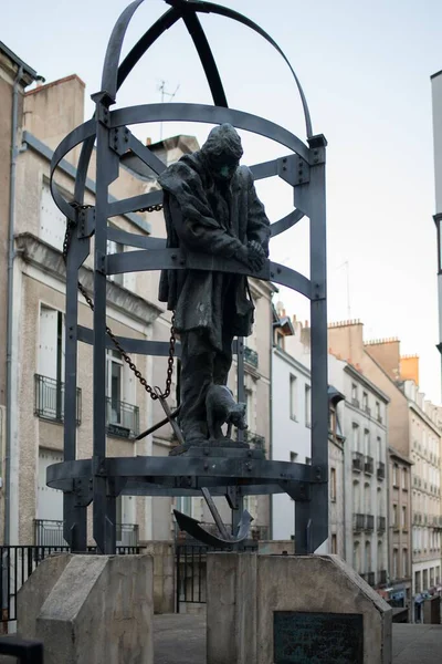 Vertical Shot Beautiful Statue Man Dog Cage Streets Nantes France — Stock Photo, Image