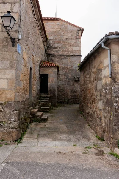 Primer Plano Estrecho Camino Entre Edificios Antiguos Día Sombrío Galicia — Foto de Stock