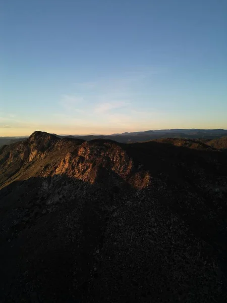 Mavi Gökyüzüne Karşı Dağlarda Güzel Bir Günbatımının Dikey Görüntüsü — Stok fotoğraf