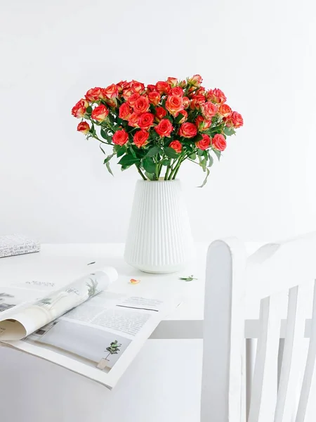 Plan Vertical Beau Bouquet Roses Dans Vase Blanc Sur Une — Photo