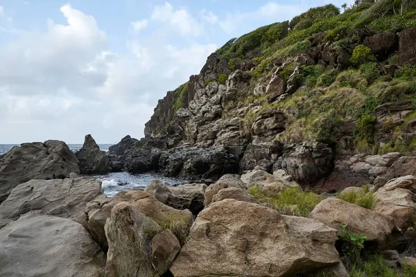Schöne Aufnahme Von Plätscherndem Meerwasser Der Nähe Einer Felsigen Küste — Stockfoto