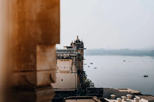 インドのムエール市宮殿とウダイプールのランドマークの空中ドローンショット — ストック写真
