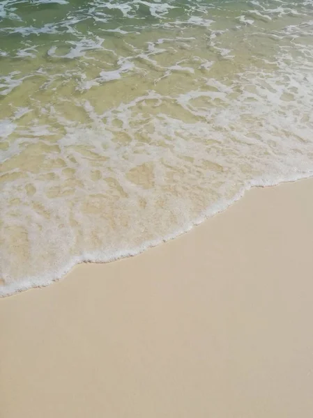 모래와 만나는 거품의 — 스톡 사진