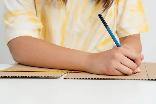 Une Fille Dessine Avec Crayon Sur Carton Aide Mesures Sur — Photo