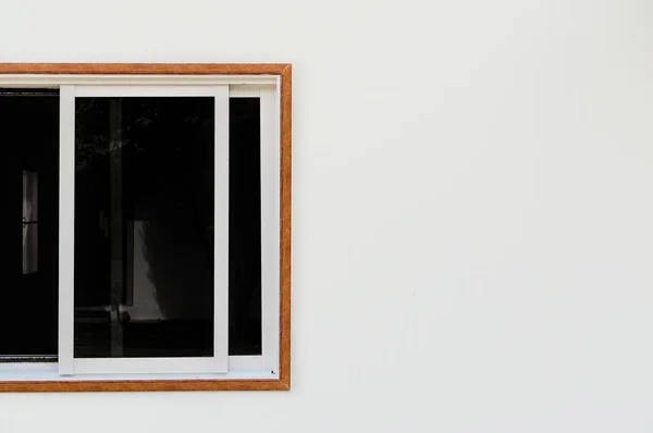 Ett Skjutbart Glasfönster Med Vuxen Och Vit Träram — Stockfoto