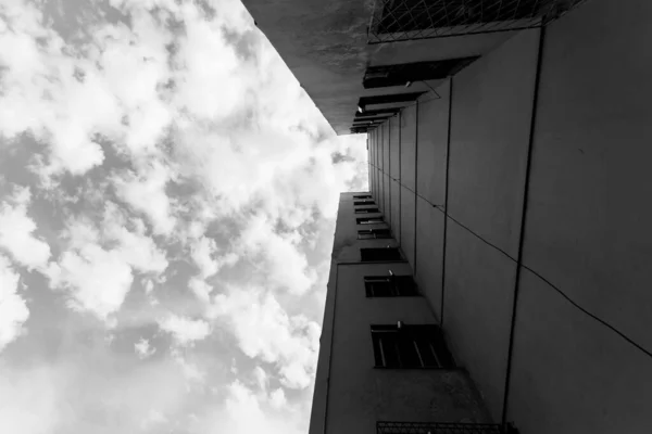 Low Angle Grayscale Shot Residential Building Cloudy Sky — Stock Photo, Image